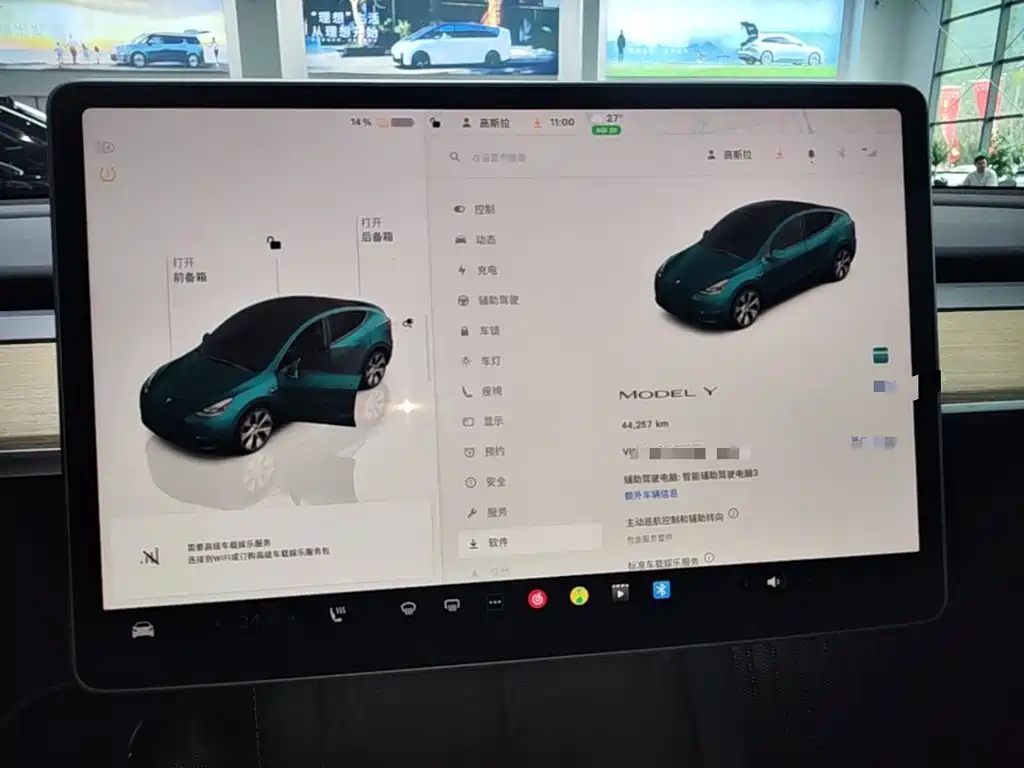 Tesla Model Y — миниатюра 12