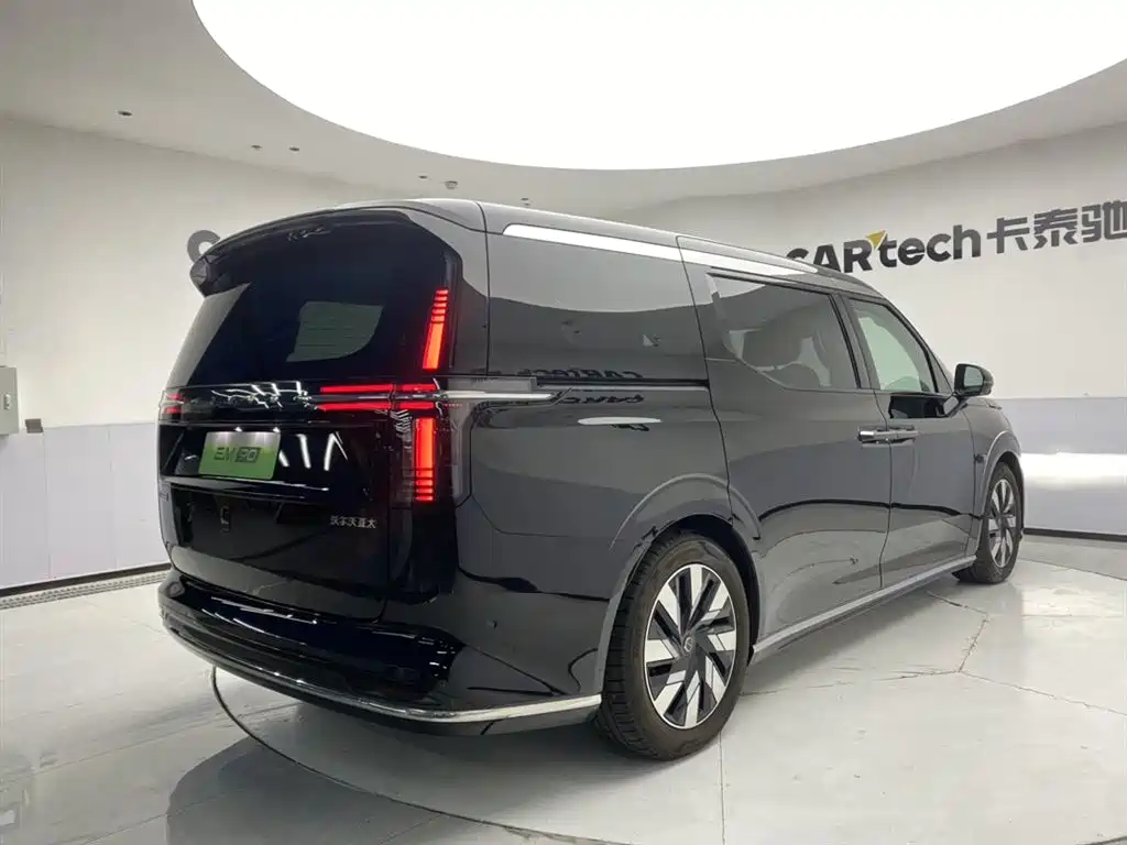 Volvo EM90 2025 Ultra мест