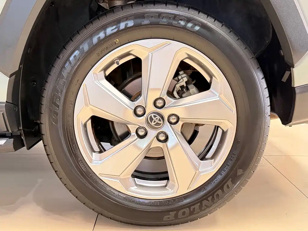 Toyota RAV4 — миниатюра 8