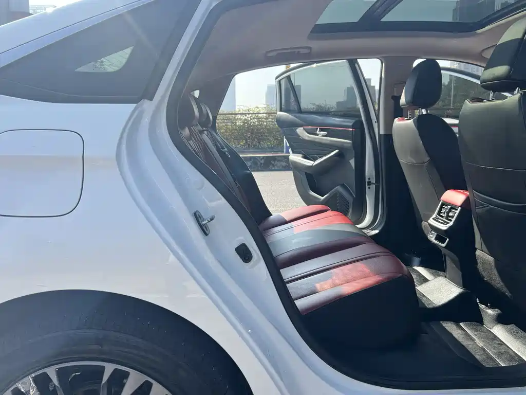 DONGFENG YI HYUN MAX