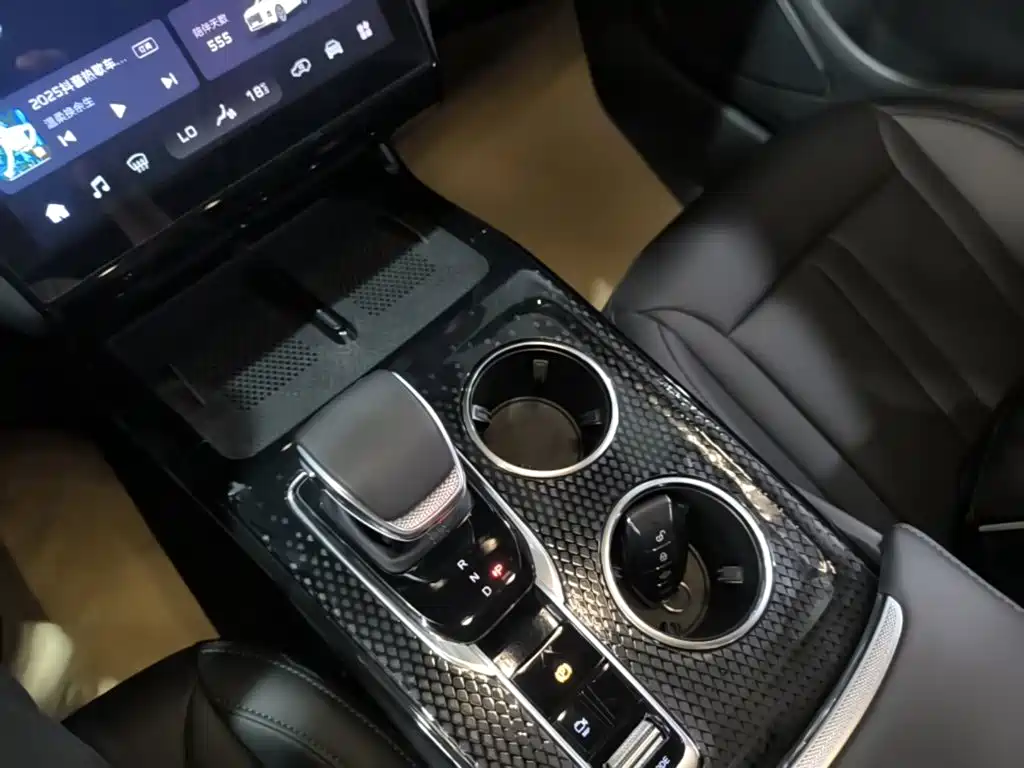Hongqi Hongqi HS3 PHEV — миниатюра 14
