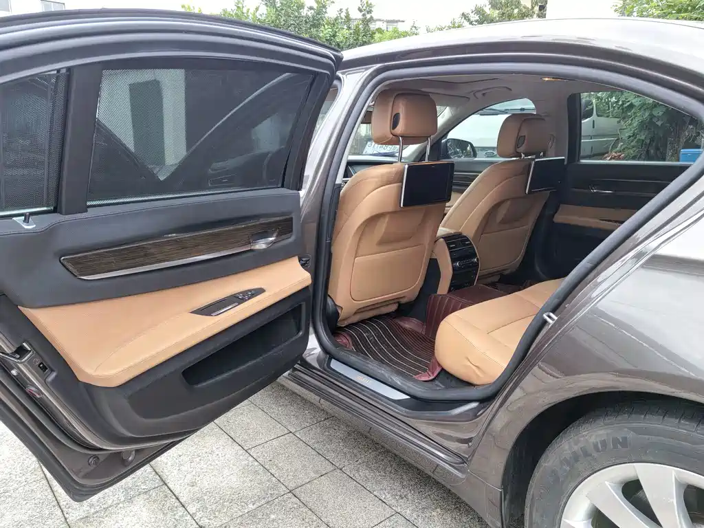 BMW 7 Series — миниатюра 7