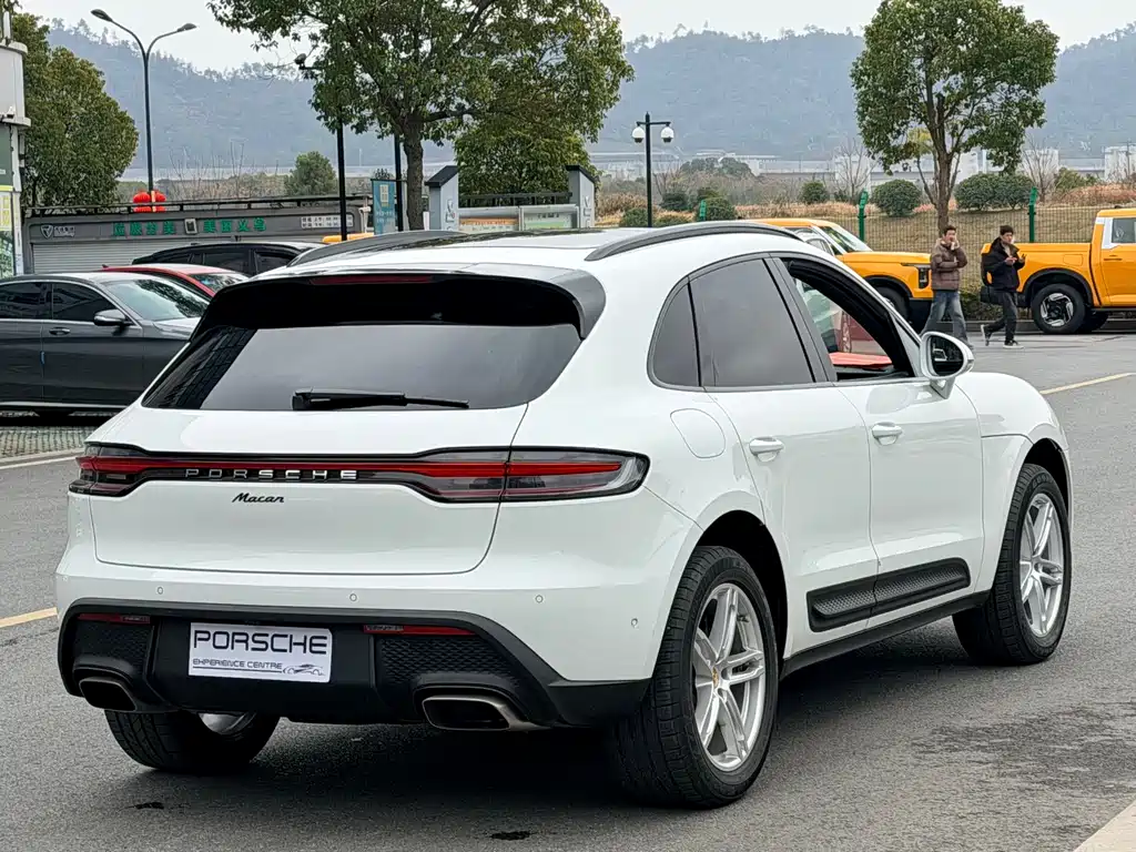 PORSCHE MACAN