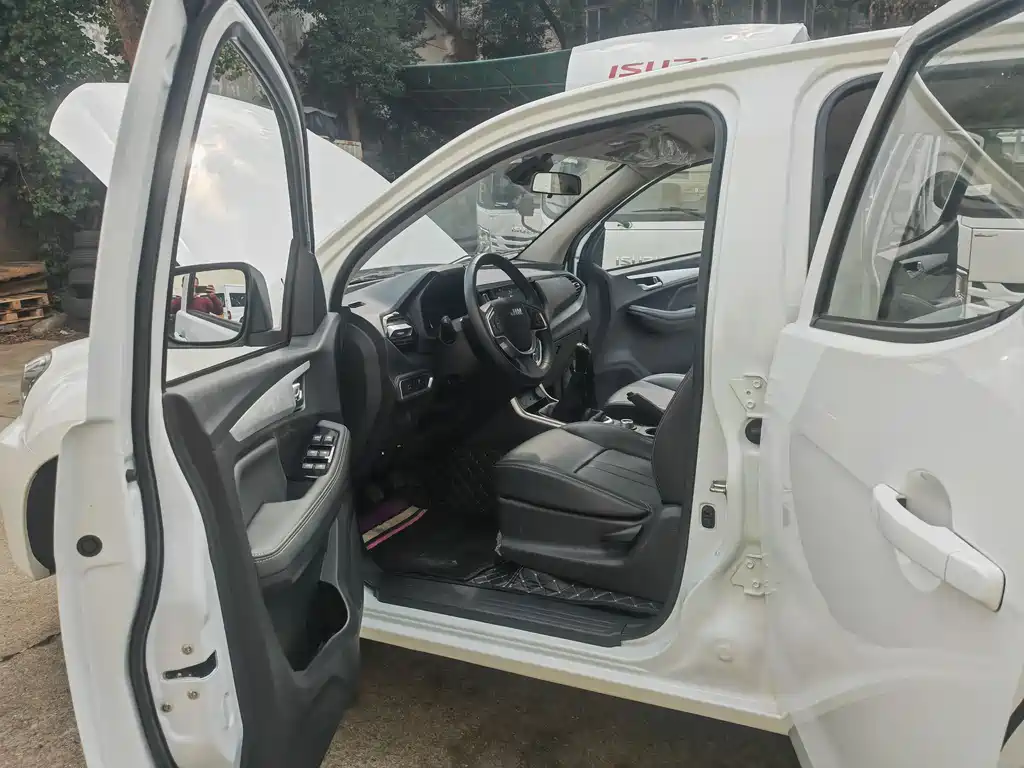 Isuzu RE-MAX 2025 2.4L MT Standard
