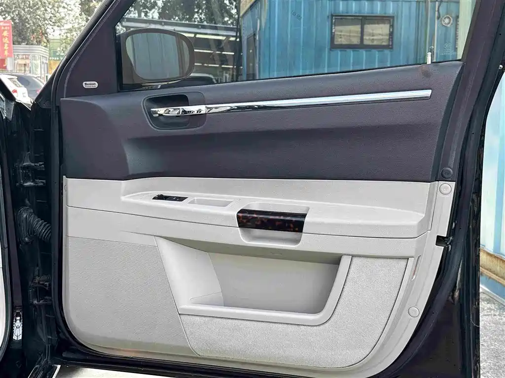 Chrysler 300C — миниатюра 12