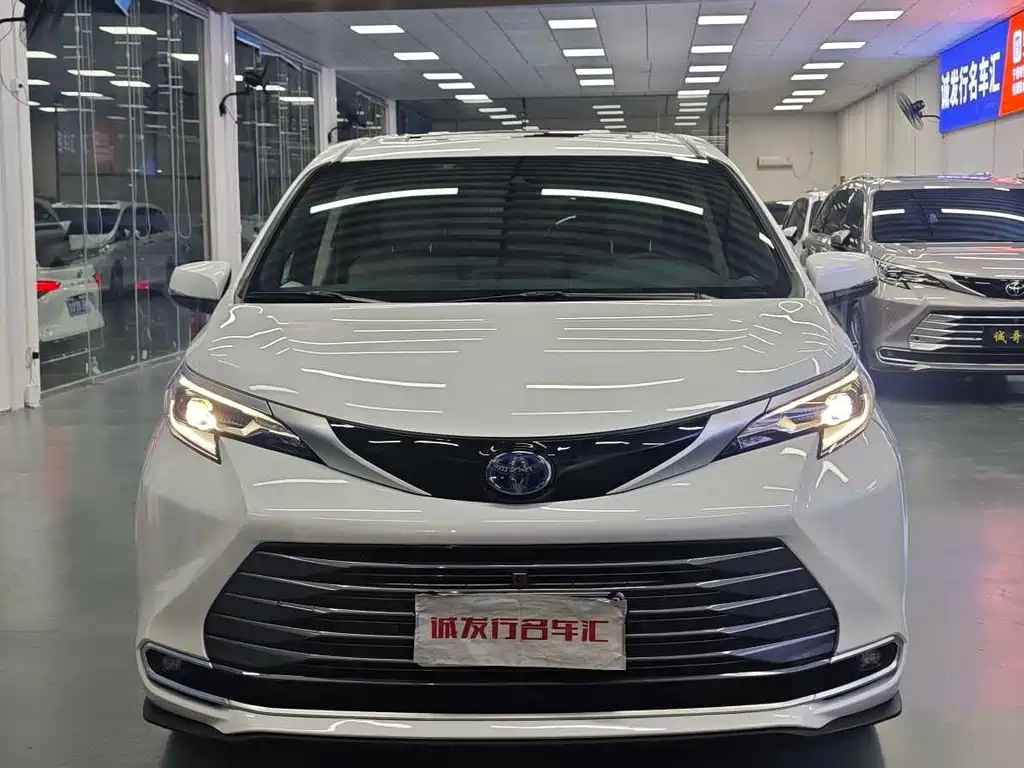 Toyota Sienna — миниатюра 2