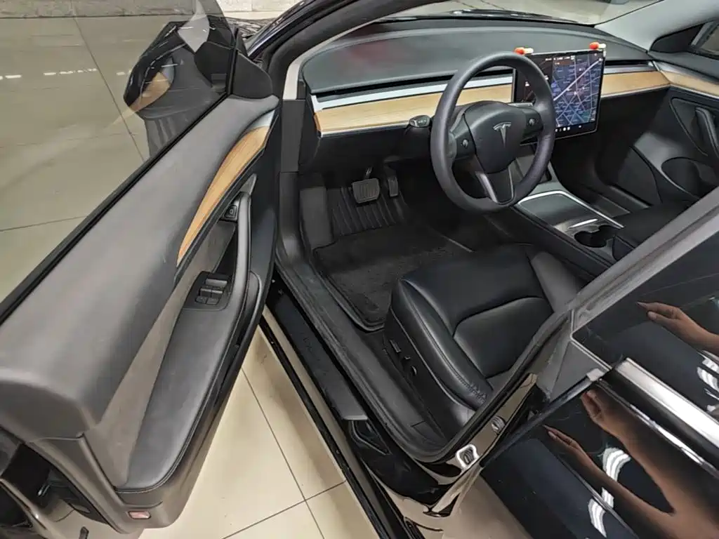 Tesla Model 3 — миниатюра 16