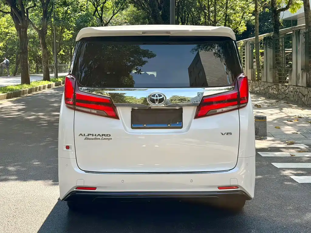 Toyota Alphard — миниатюра 13