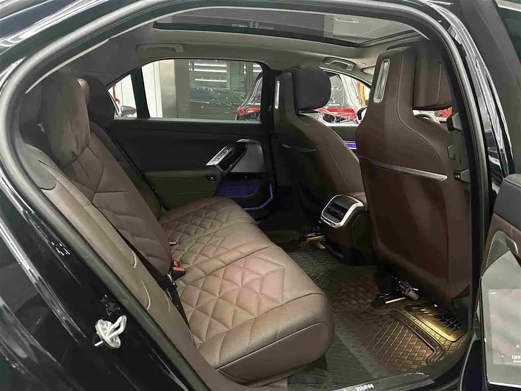 BMW 7 Series — миниатюра 17