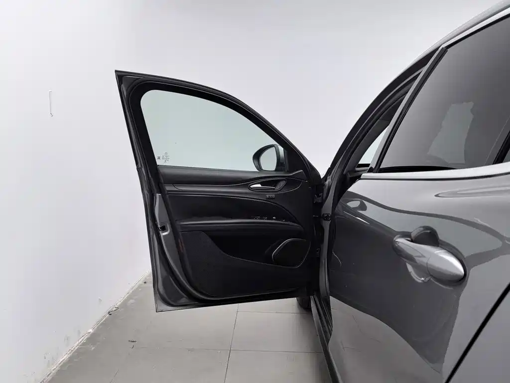 Alfa Romeo Stelvio — миниатюра 8