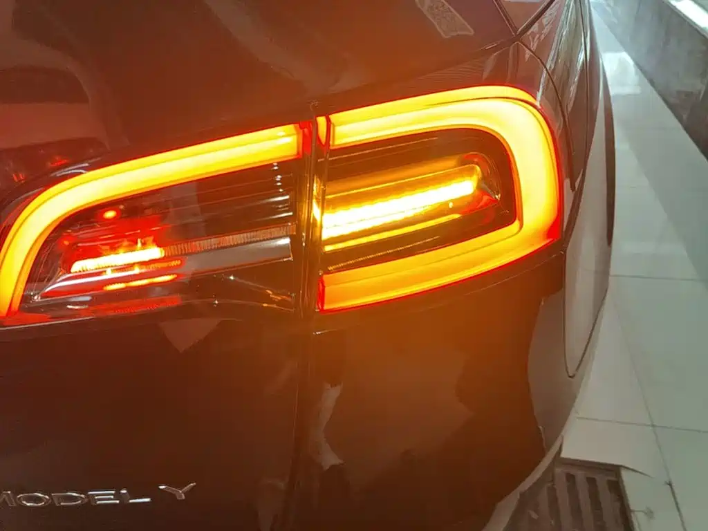 Tesla Model Y — миниатюра 8
