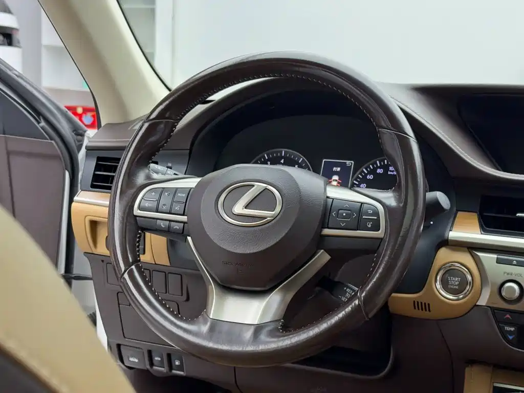 Lexus ES — миниатюра 14