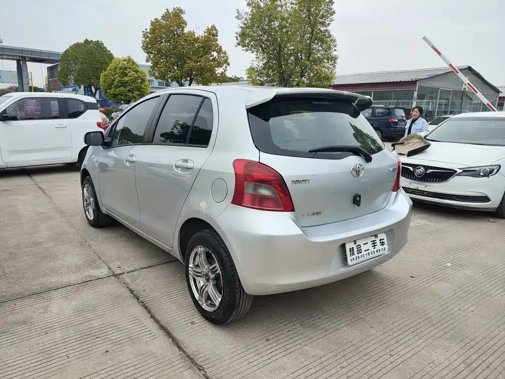 Toyota Yaris — миниатюра 7
