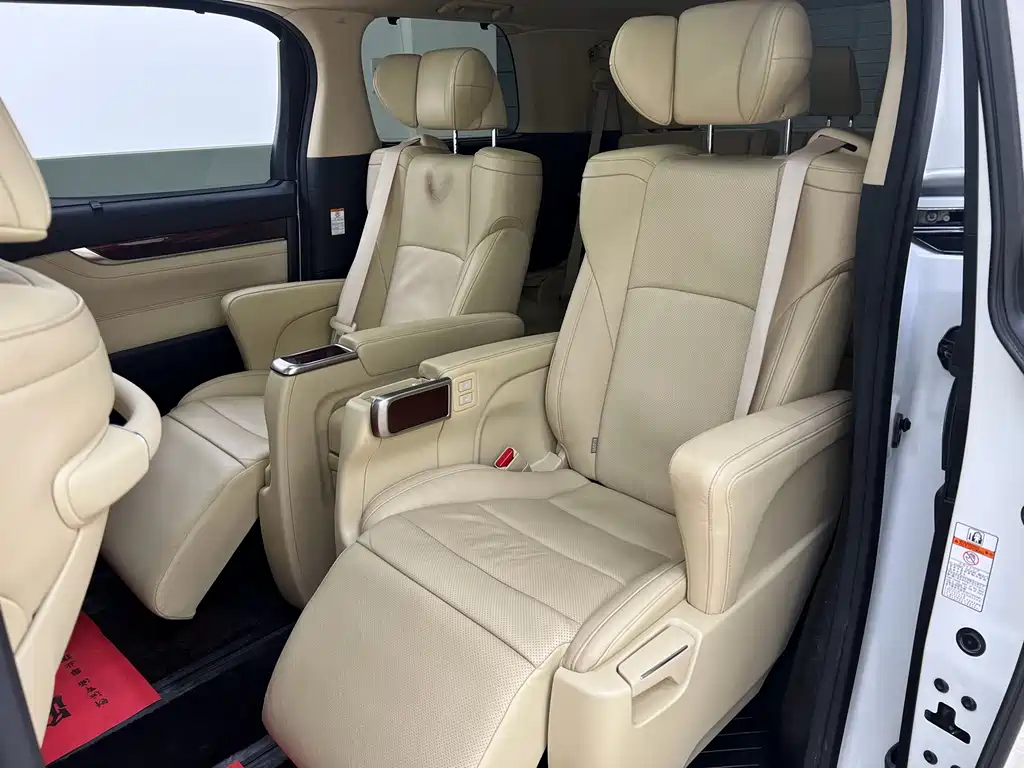 Toyota Alphard — миниатюра 14