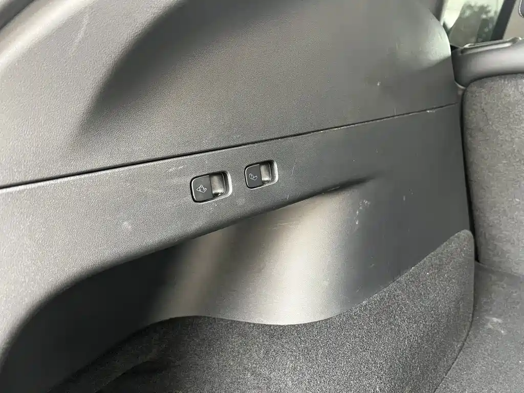 Tesla Model Y — миниатюра 14
