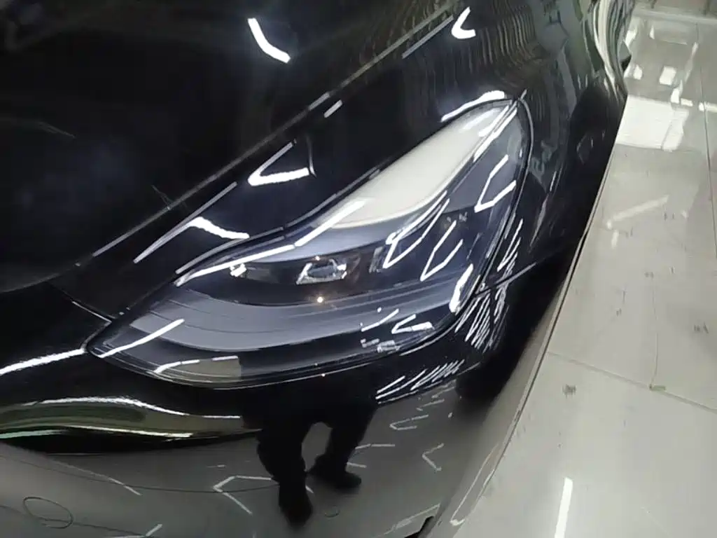 Tesla Model Y — миниатюра 24