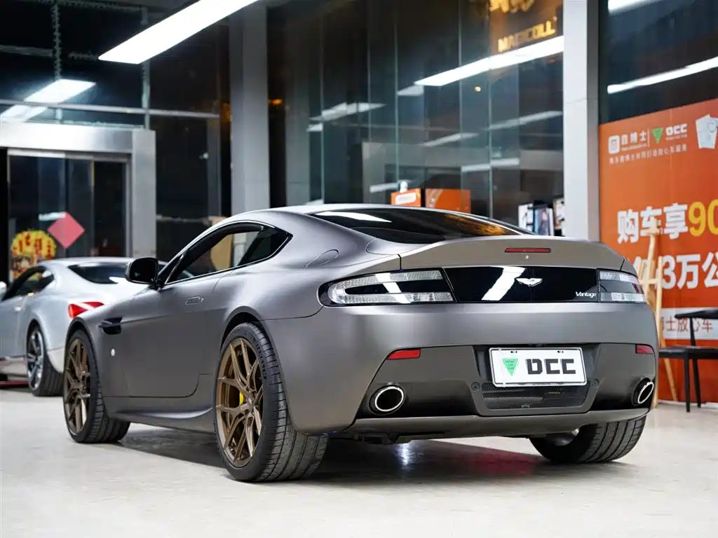 ASTON MARTIN V8 VANTAGE