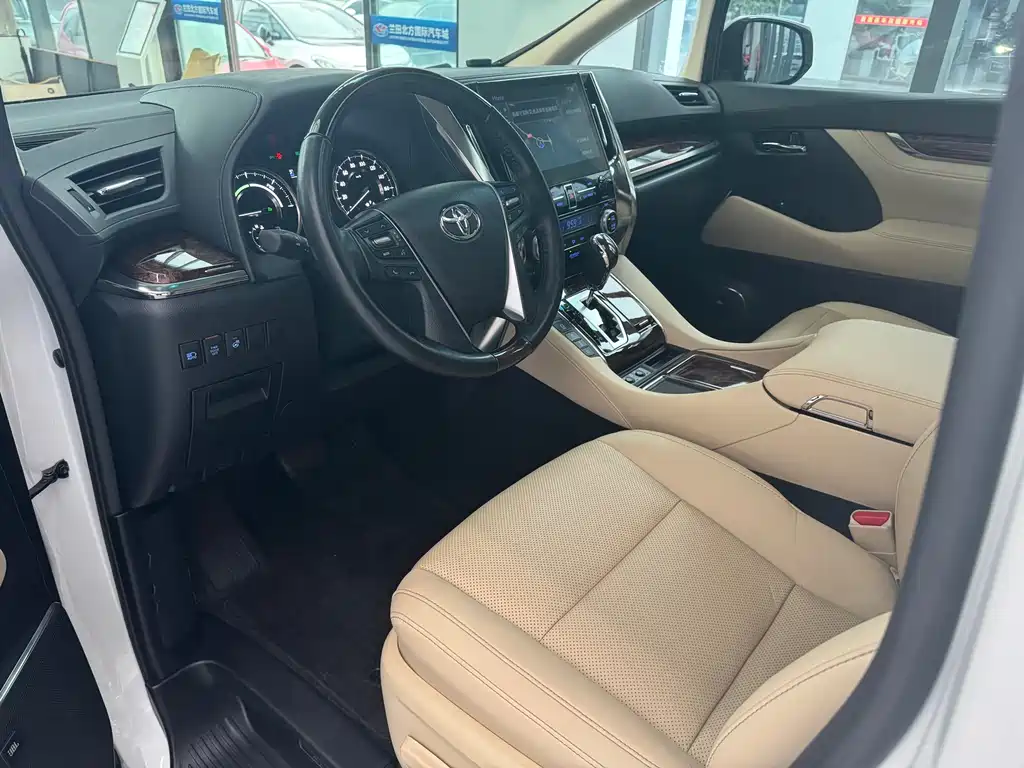 Toyota Alphard — миниатюра 7
