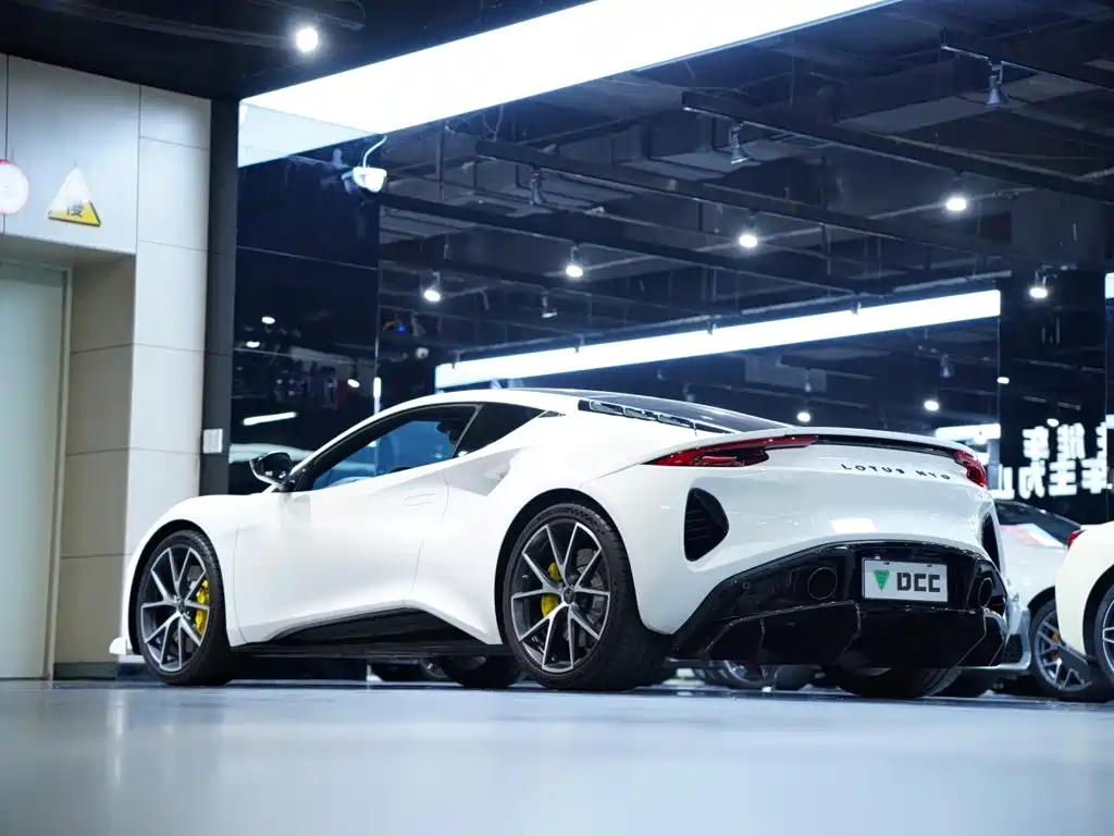 Lotus Emira — миниатюра 5