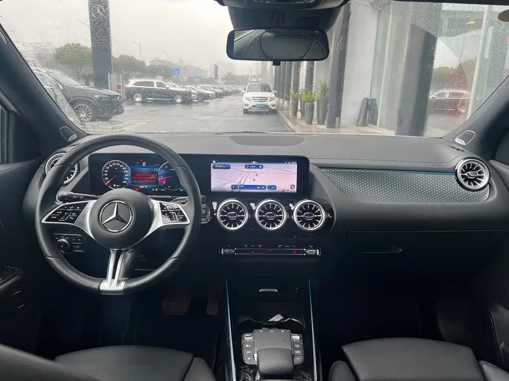 MERCEDES-BENZ GLA