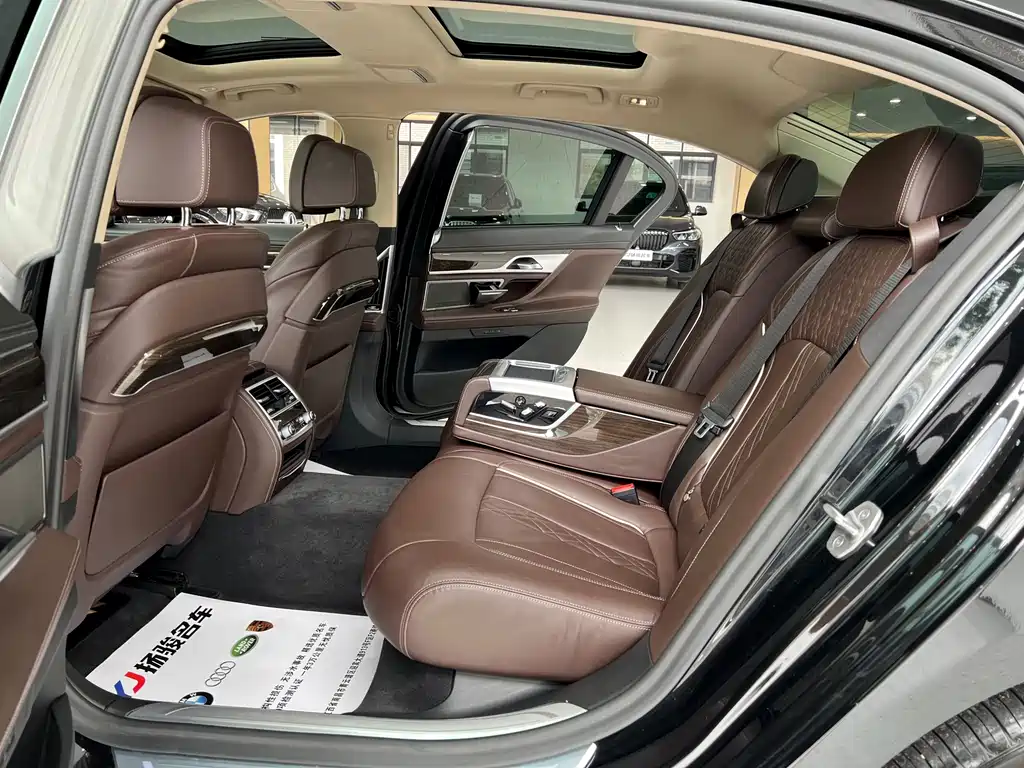 BMW 7 Series — миниатюра 9