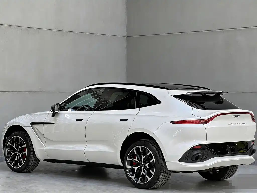 ASTON MARTIN DBX
