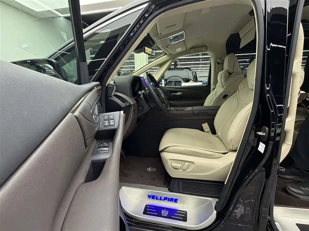 Toyota Vellfire — миниатюра 8