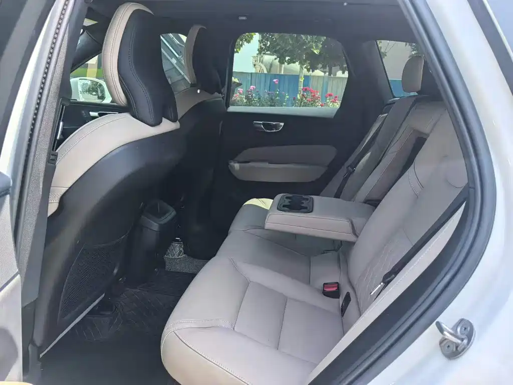 Volvo XC60 2026 B5 Luxury
