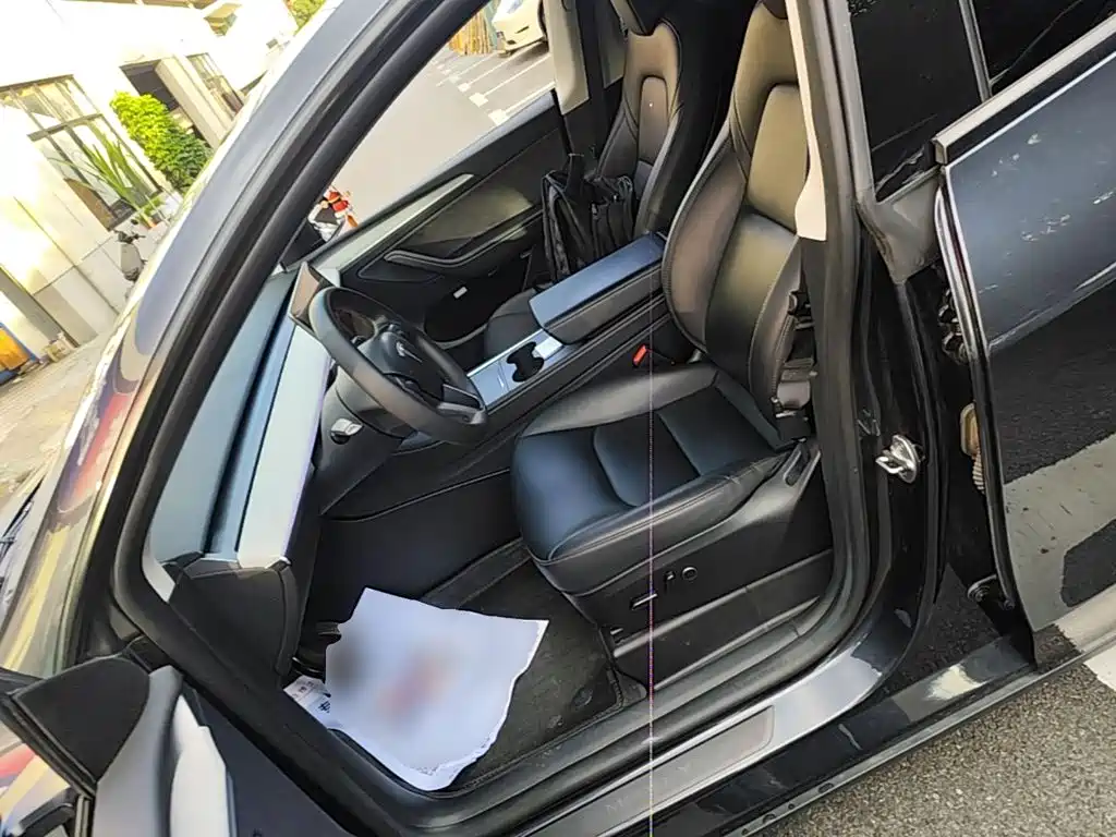 Tesla Model Y — миниатюра 15