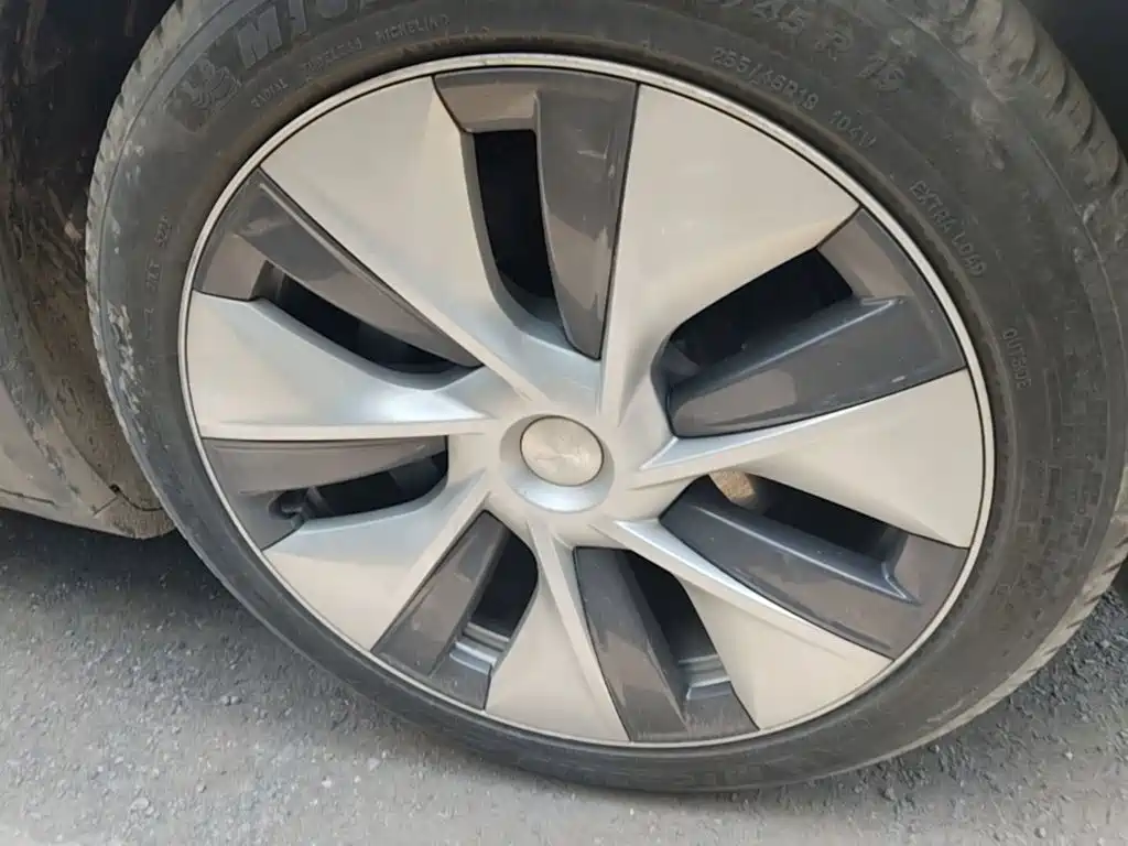 Tesla Model Y — миниатюра 12