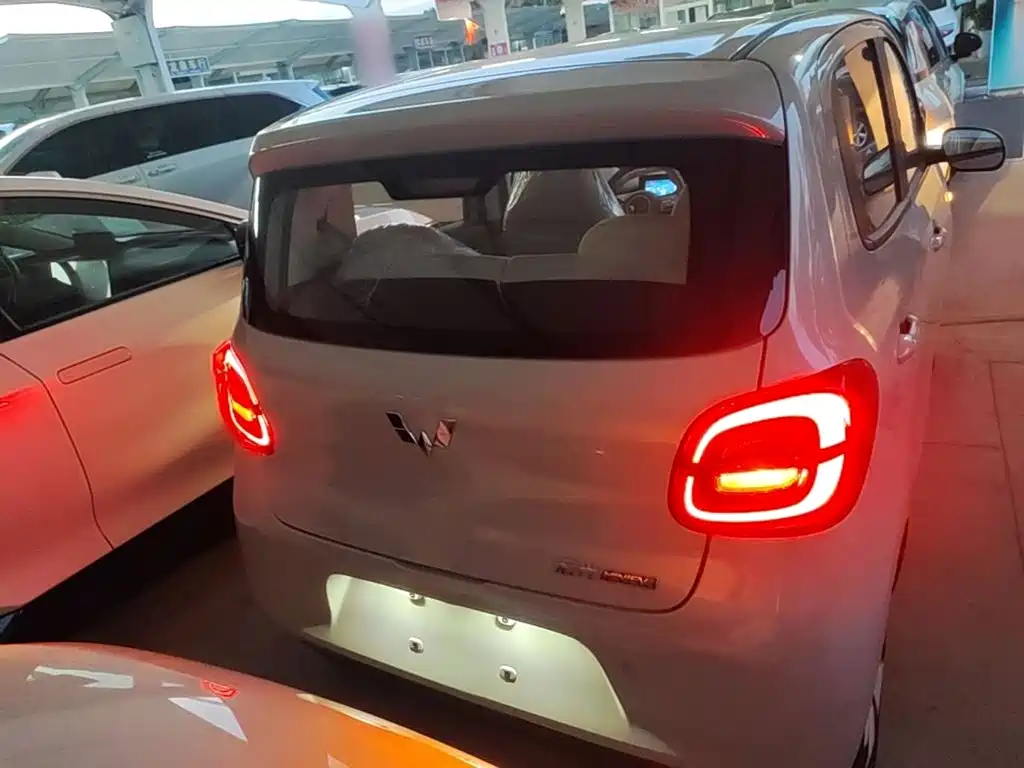 Wuling MINIEV — миниатюра 6