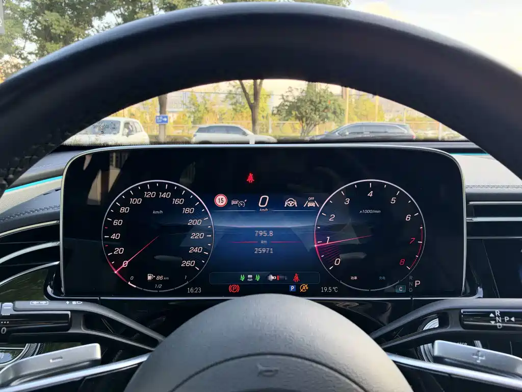 Mercedes-Benz E-Class — миниатюра 14