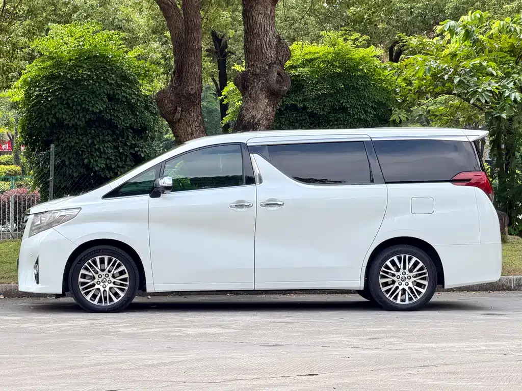 Toyota Alphard — миниатюра 4