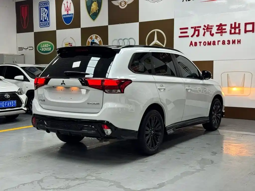 Mitsubishi Outlander — миниатюра 6