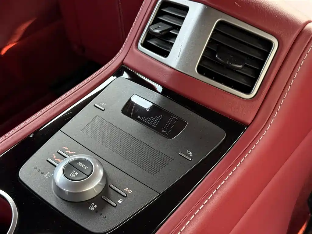 Aston Martin Rapide — миниатюра 16
