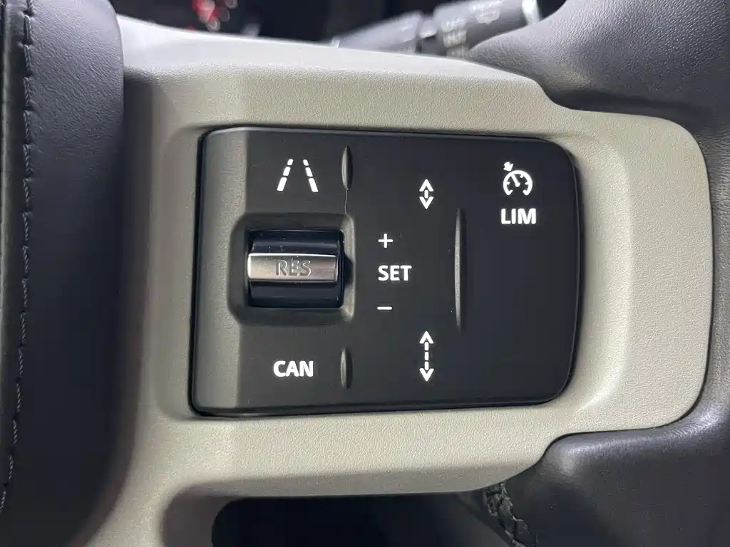 Land Rover Defender — миниатюра 7