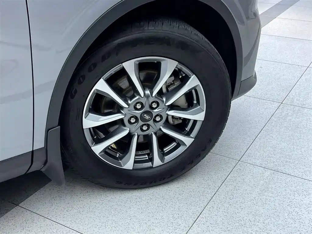 Ford Edge 2023 L 2.0T EcoBoost мест Luxury