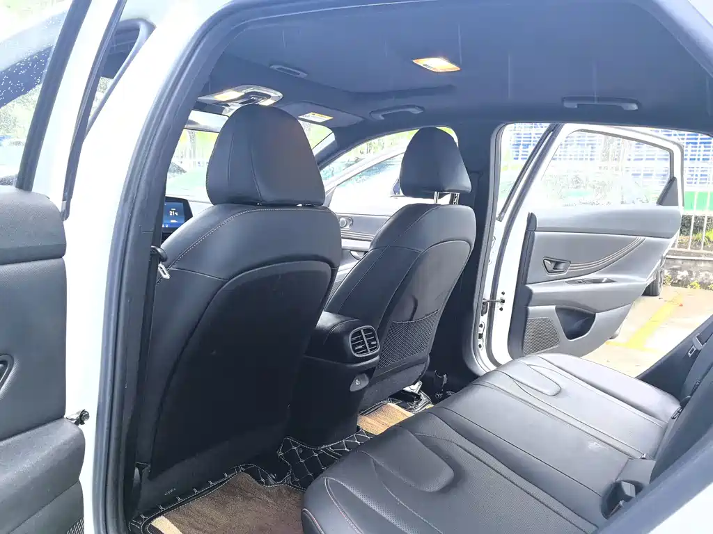 Hyundai Elantra — миниатюра 9
