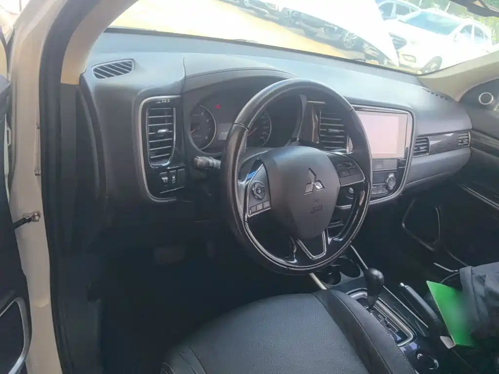 Mitsubishi Outlander — миниатюра 10