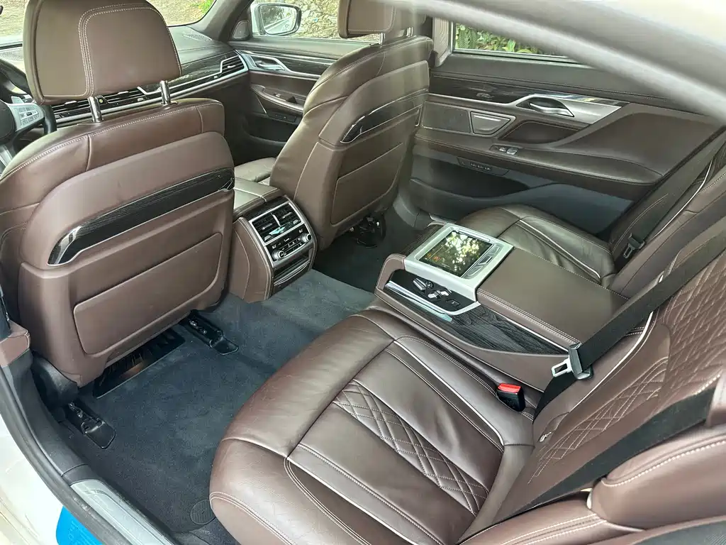 BMW 7 Series — миниатюра 15