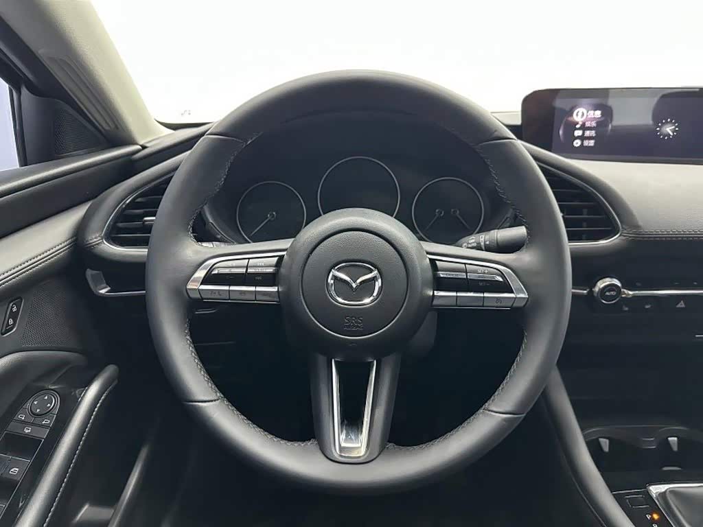 Mazda Mazda3 Axela 2.0 л 2023 г. Белый, пробег 32000 км