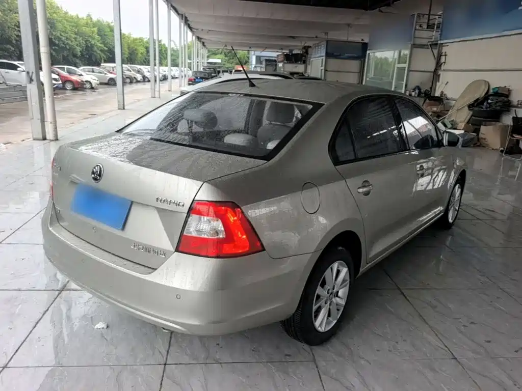 Skoda Rapid — миниатюра 7