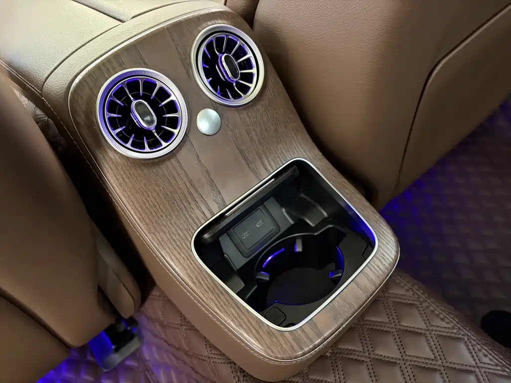 Mercedes-Benz E-Class — миниатюра 16