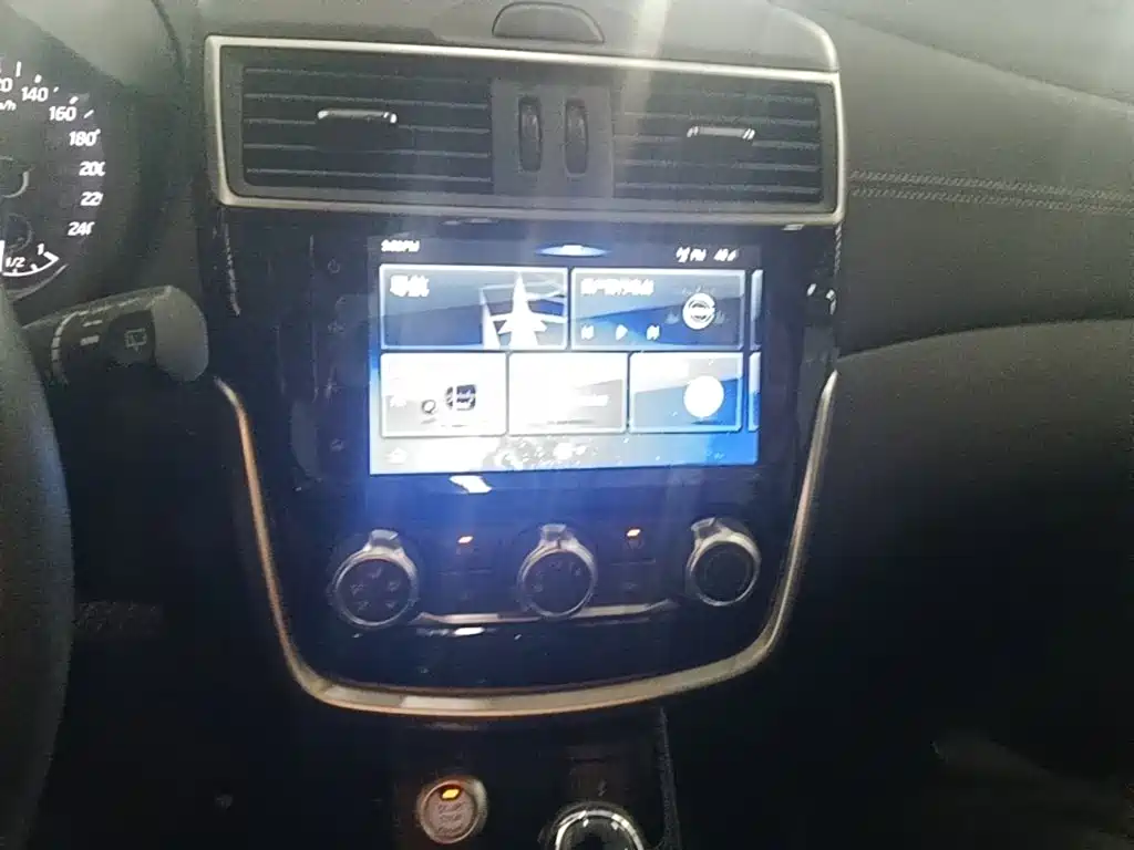 Nissan Tiida — миниатюра 13