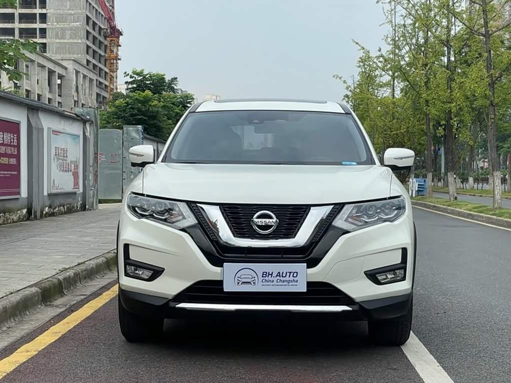 Nissan X-Trail 2.0 л 2023 г. Белый, пробег 26000 км