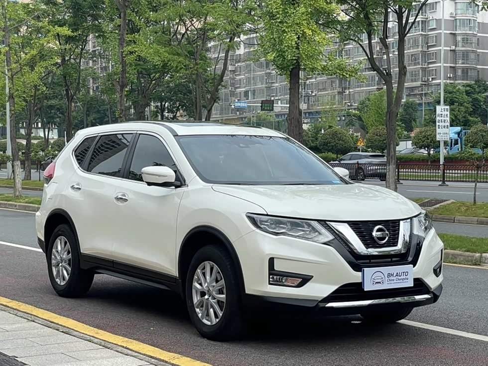 Nissan X-Trail 2.0 л 2023 г. Белый, пробег 26000 км