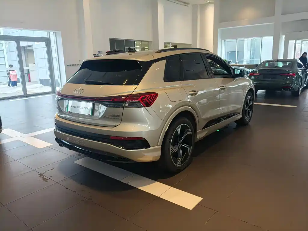 AUDI Q4 E TRON