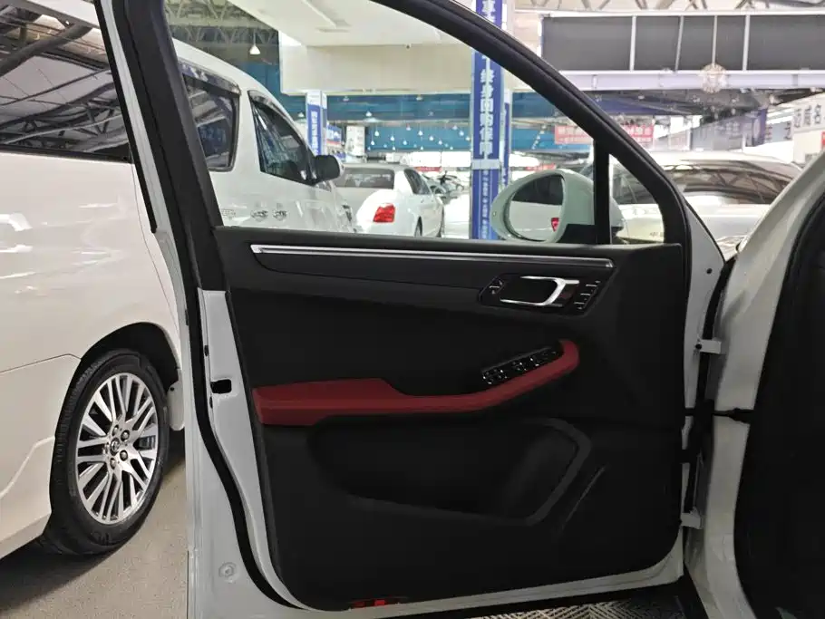 Porsche Macan — миниатюра 7