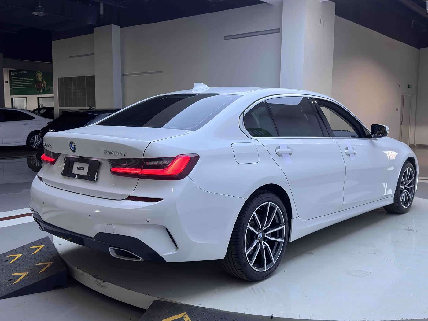 BMW 3 Series 2.0 л 2022 г. Белый, пробег 25000 км