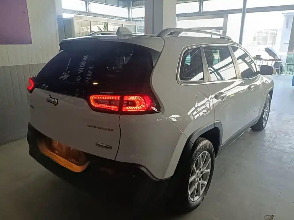 Jeep Cherokee — миниатюра 7